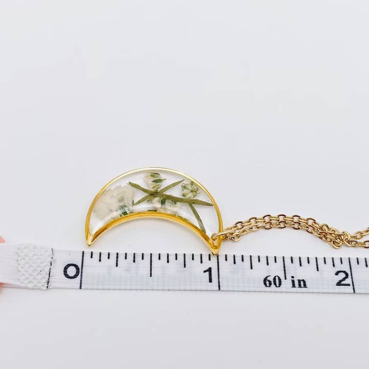 Mio Queena - Wholesale Pendant/charm necklace - Baby's Breath Dried Flower Crescent Moon Necklace - PDF/MS4