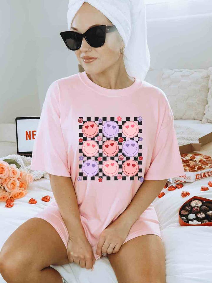 T-shirt graphique de la Saint-Valentin| K117T pour la vente par Khristee