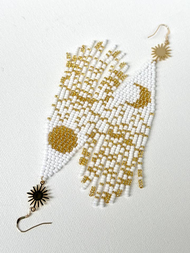 Asymmetrische Perlenohrringe mit Mond und Sonne, Weiß und Gold für den Großhandel von Con Cariño Design