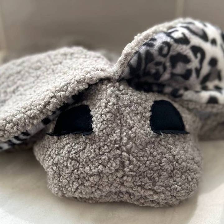 Whiskers 'n Paws Unique Pet Gifts, LLC – Engroshandel Tøjdyr - Hund – Franny Pet Nanny blød plysdyr til kæledyr med familiens duft (FTPN-033)