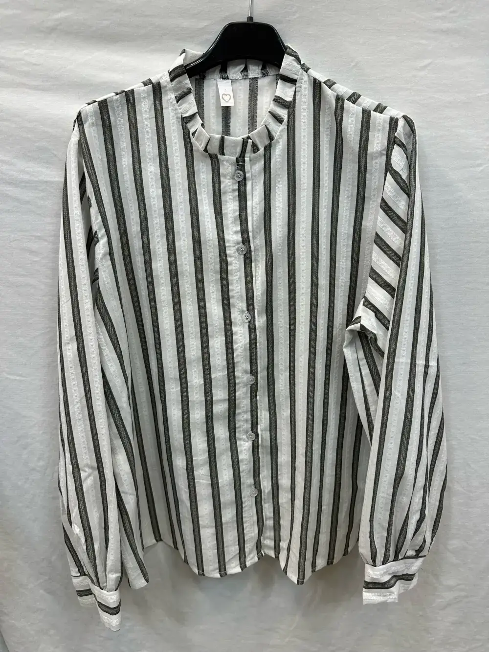 Mimi & Gogo - Wholesale Overhemd met knopen - Dames - Gestreept overhemd met ruches aan de kraag8