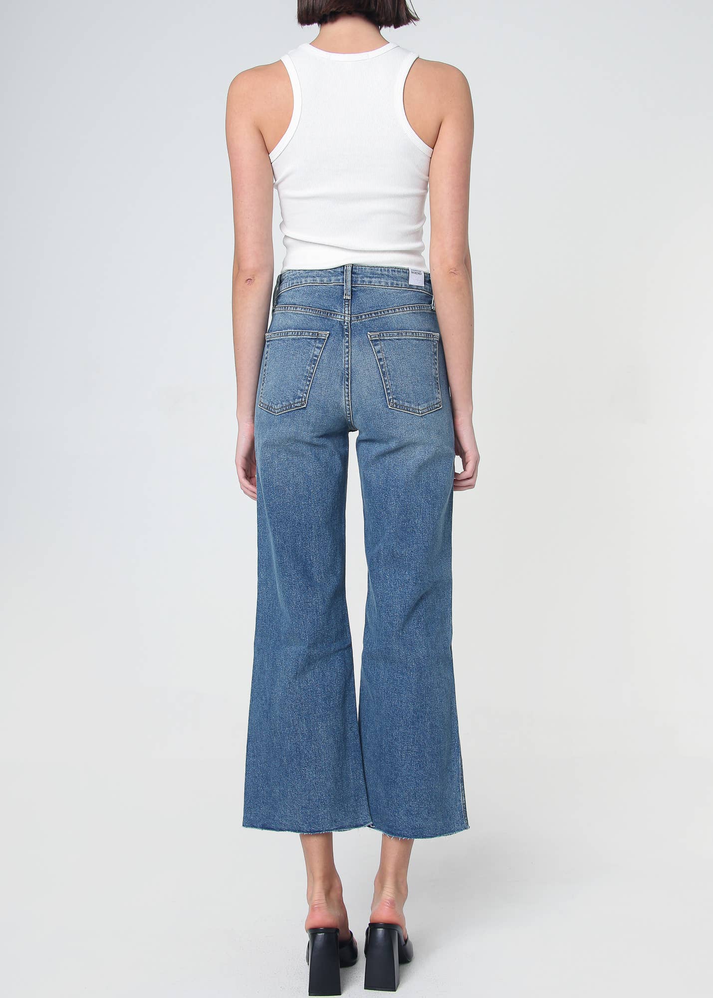 Lawrence Queen Jeans med hög midja med korta ben - Lawrence Wash för wholesale på Faire1