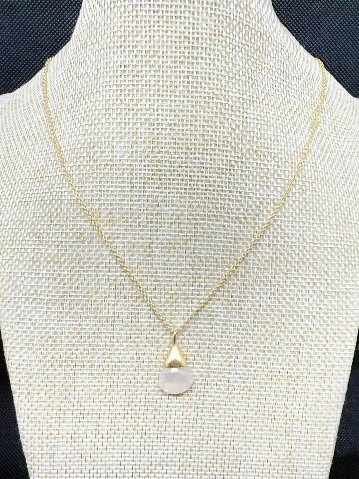 Collana Goccia Poetica Quarzo rosa per la vendita all'ingrosso da parte di Atelier Leblanc
