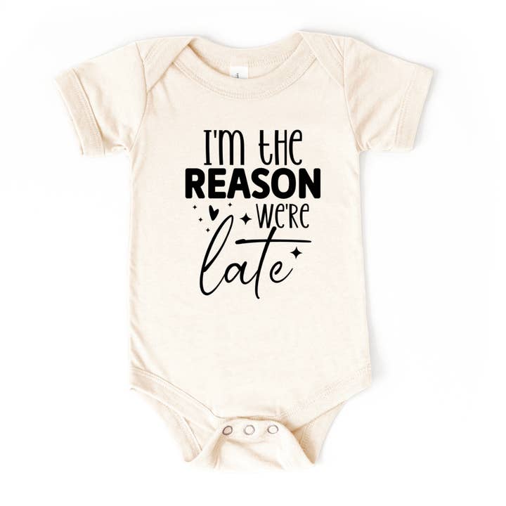 Body bébé en coton "Je suis la raison de notre retard" cadeau. pour la vente par Mama and Littles Apparel