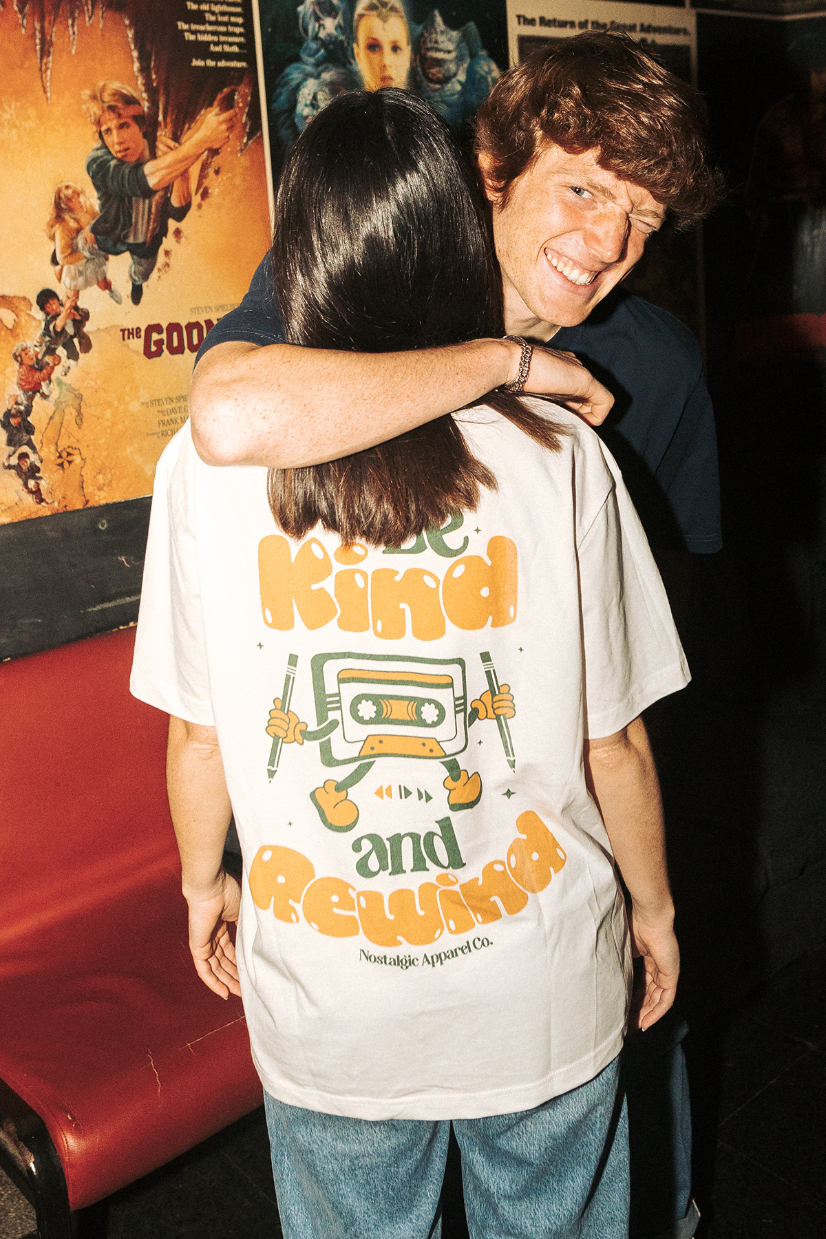 Nostalgic Apparel - Vente T-shirt sérigraphié – unisexe - Soyez gentil et revenez en arrière | OffWhite Tee2