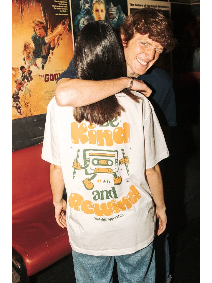 Nostalgic Apparel - Vente T-shirt sérigraphié – unisexe - Soyez gentil et revenez en arrière | OffWhite Tee3