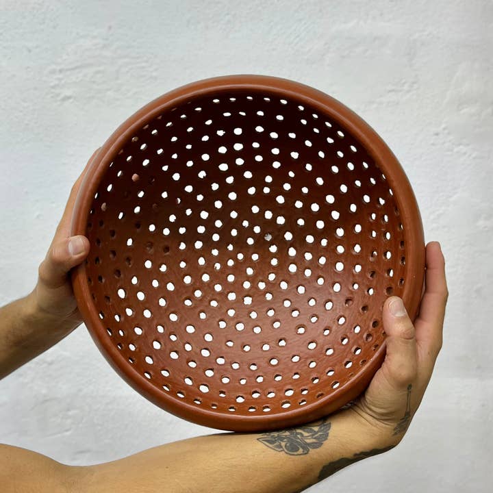 Yalala - Venta al por mayor Coladores - Mujeres Del Barro Rojo - Colador redondo Pichancha - Barro Ro2