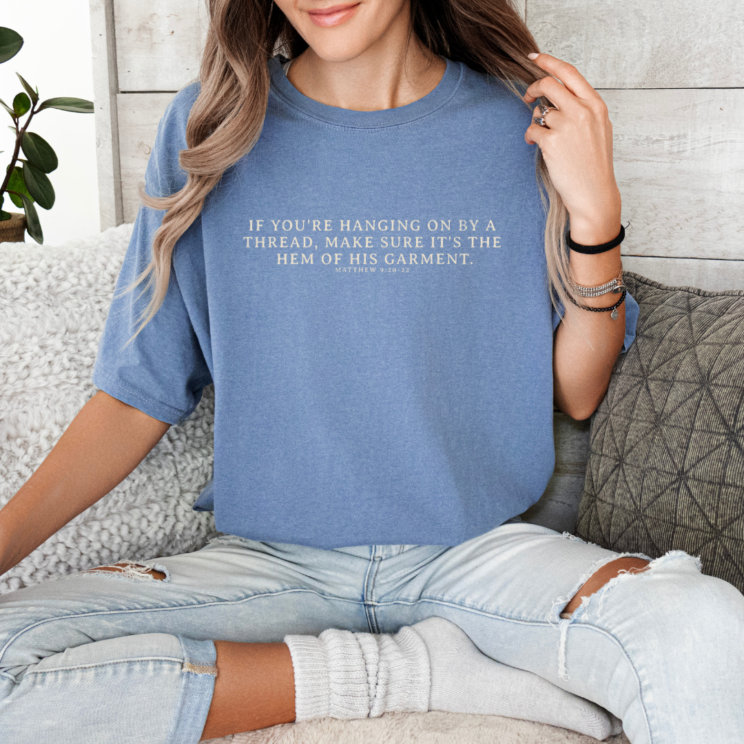 Wholehearted Motherhood and Co. – wholesale T-shirts med screentryck – Unisex – Christian T-shirt med texten 'Hänger kvar vid fållens kant'1