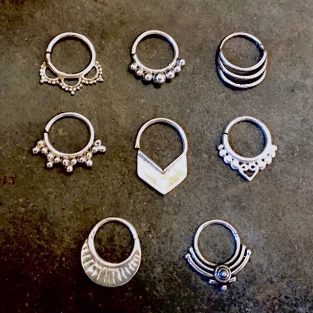 Silberner durchbohrter Nasenseptum / Nasenring aus Sterlingsilber für den Großhandel von JAYA MOKSHA