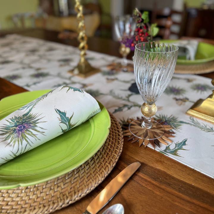 Chemin de table - Chardon avec motif d'abeille sur lin coton blanc pour la vente par Goose and Willow