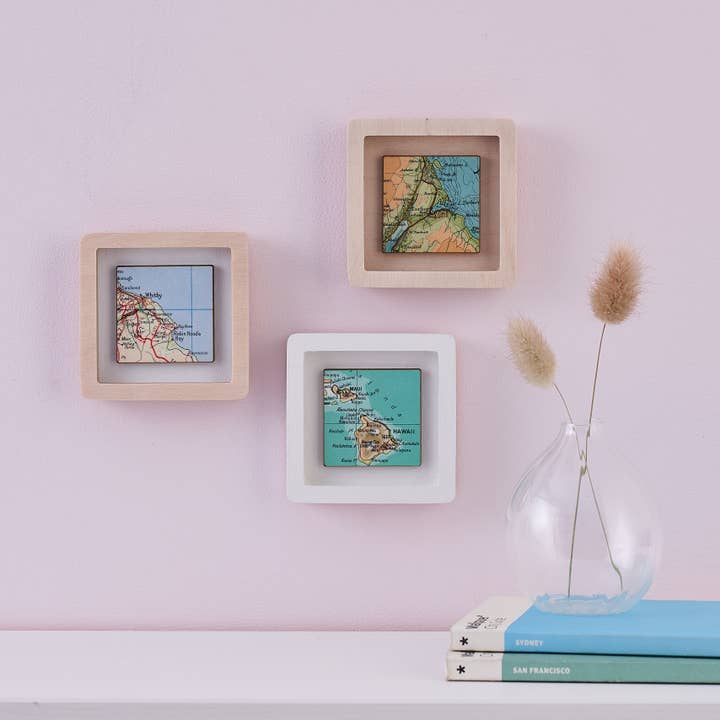Bombus – Großhandel Bilderrahmen – Personalisierte Lightwood Miniatur Map quadratischer Rahmen1