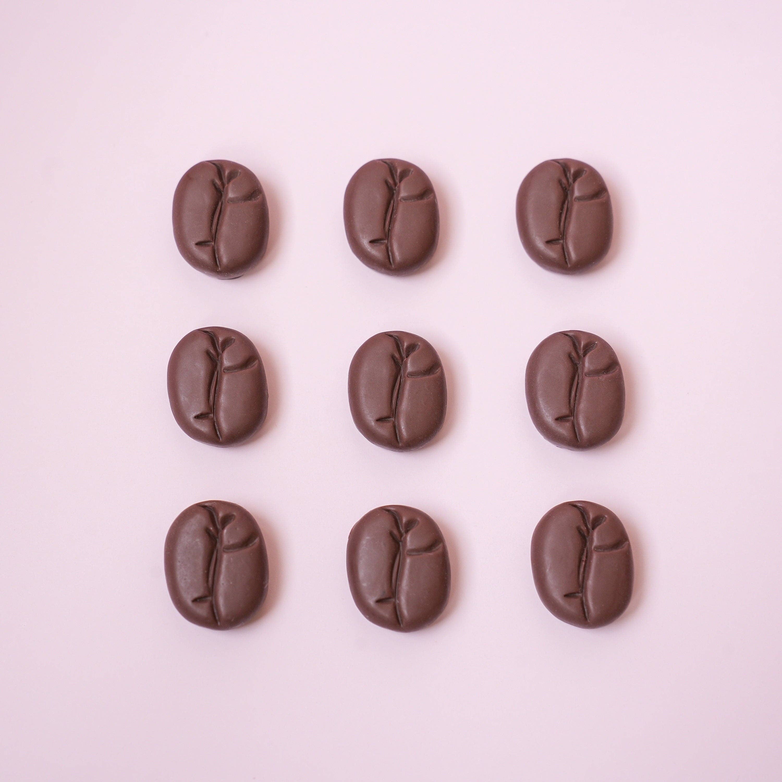 Mini Story Co - Wholesale Reversspeld/knoop - Broche met koffiebonen | Pin voor koffieliefhebbers | Reversspeld voor espressobonen | Koffieverslaafde | Coffeeshopaccessoires | Cafeïnespelden7