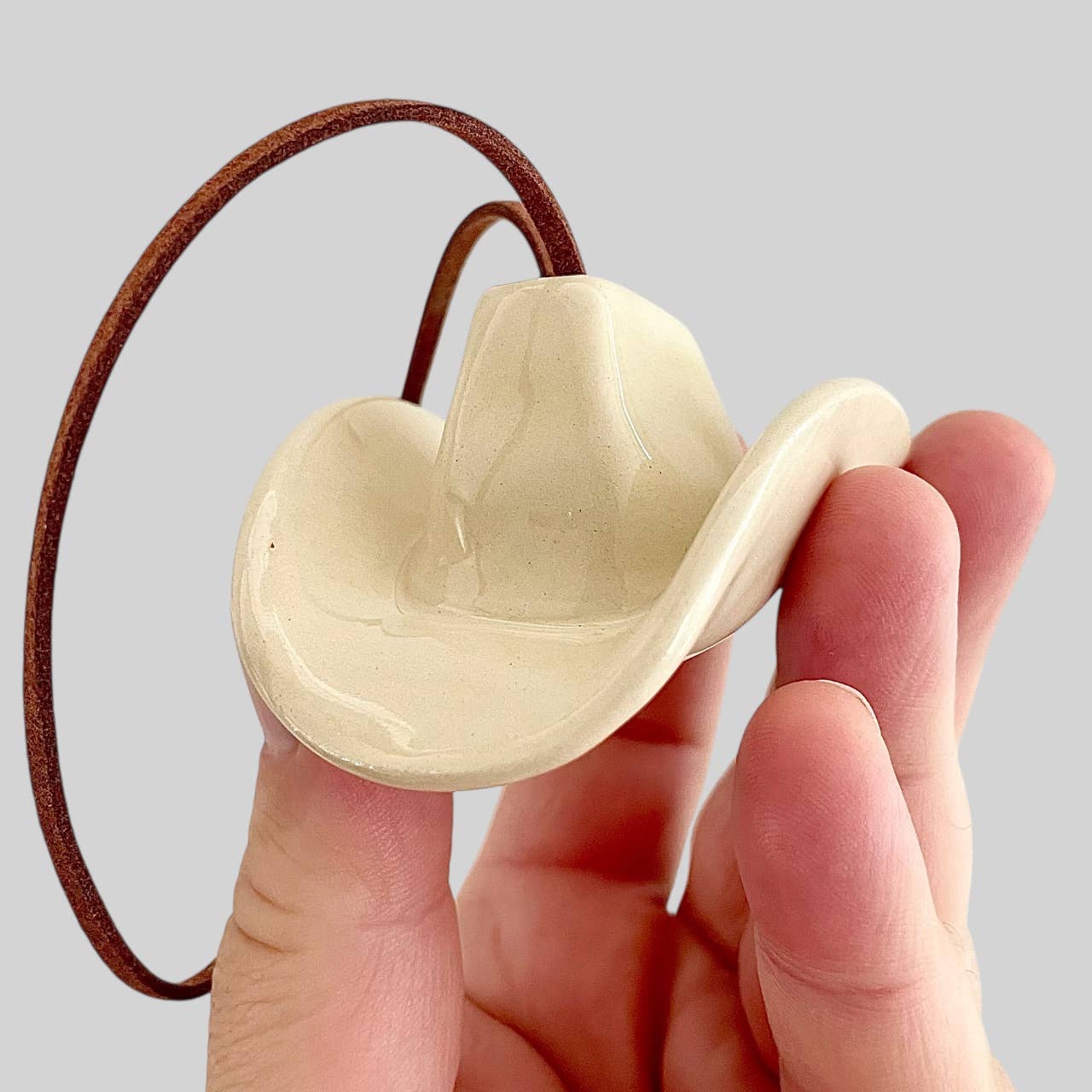 Mudpuppy Ceramic Studio - Wholesale Ornament - Ceramic Cowboy Hat Ornament — Clear Parchment4