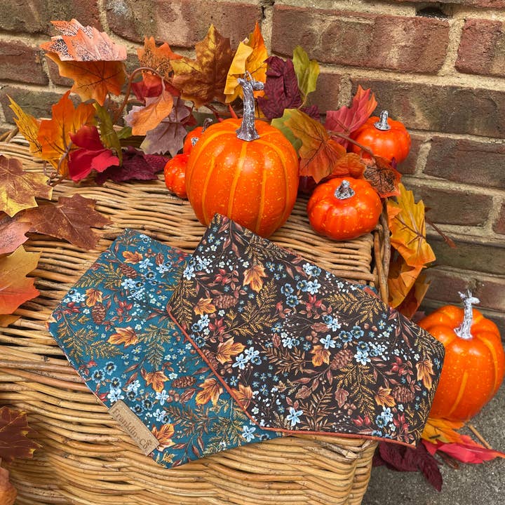 Franklin + Co. - Vente Bandana – chien - Charles - Bandana pour chien Scrunchie à carreaux avec feuillage d'automne brun et orange