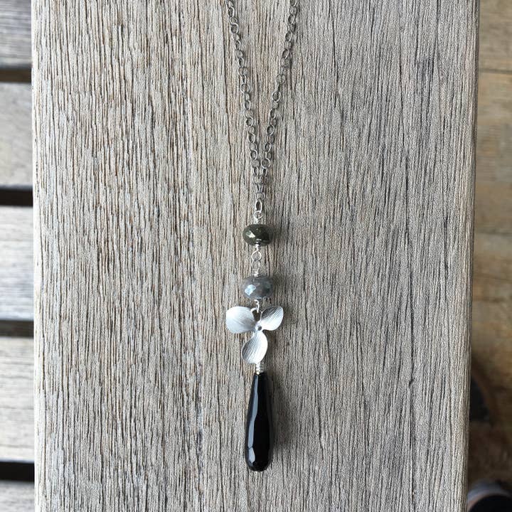 Dana Herbert - Vente Colliers à pendentif - Colliers à pendentif en forme de magnolia en argent1