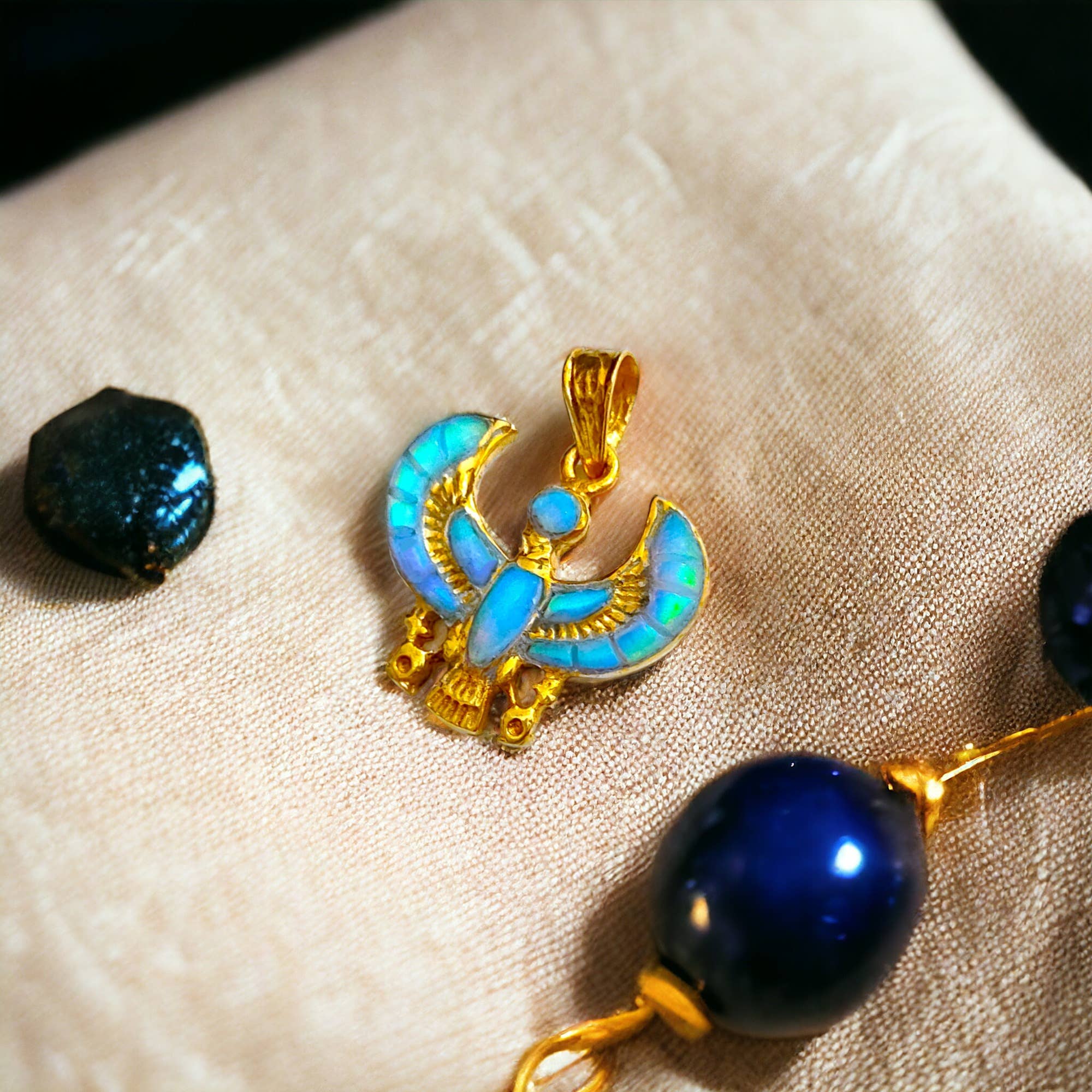 ALADDIN'S LAMP JEWELRY - Venta al por mayor Abalorios/colgantes individuales - Colgante dorado con ópalo del dios Horus of Protection10