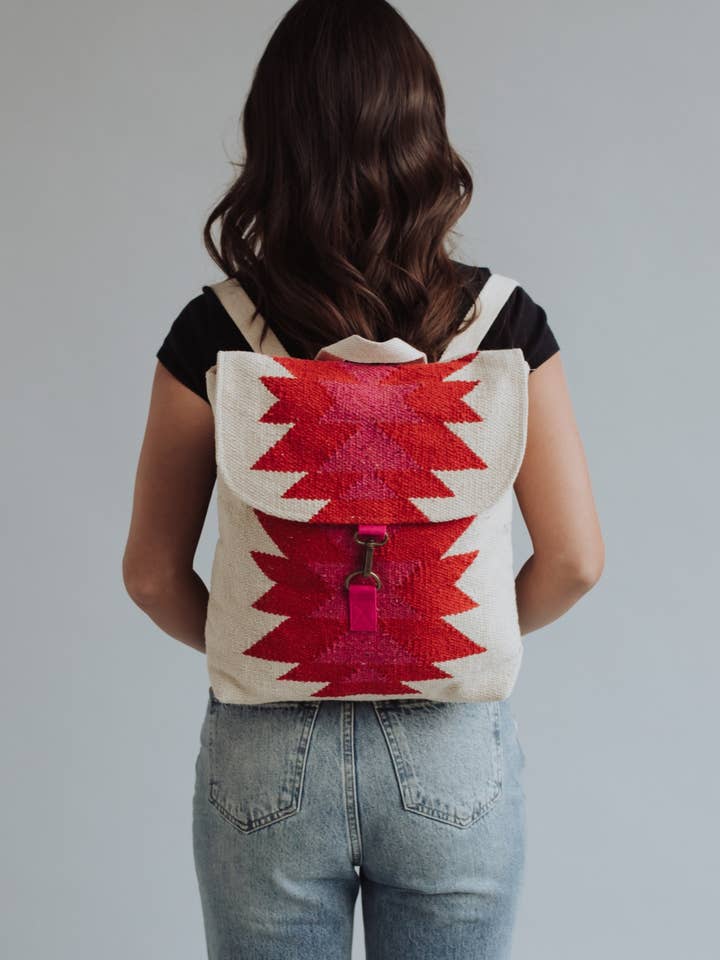 Sac à dos aztèque crème, rouge et rose pour la vente par Panache Apparel Co.