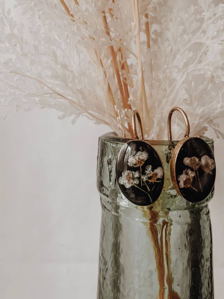 Boucles d'oreilles botaniques Alyssum pour la vente par Ephemera