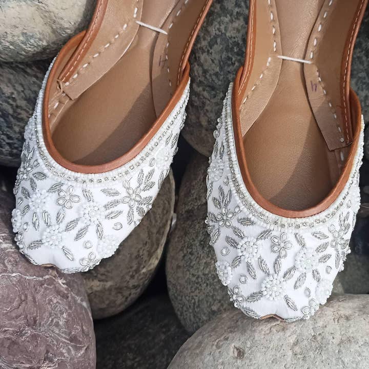 Zapatos de novia planos blancos de tranquilidad floral y otras tendencias de Resultados para calzados libre al por mayor. Devoluciones gratuitas y condiciones de pago a 60 días en Faire en Faire.