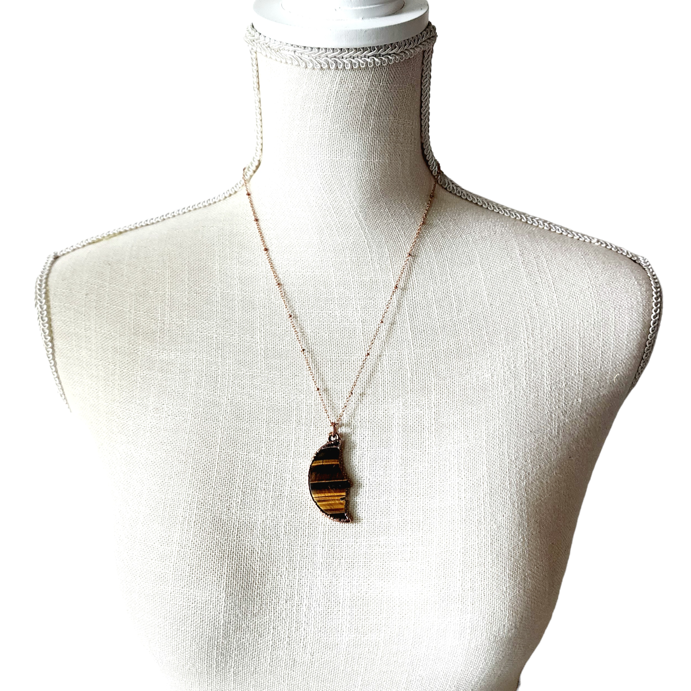 MergingMetals – wholesale Hänge-/berlockhalsband – Tiger Eye Man i månen halsband4