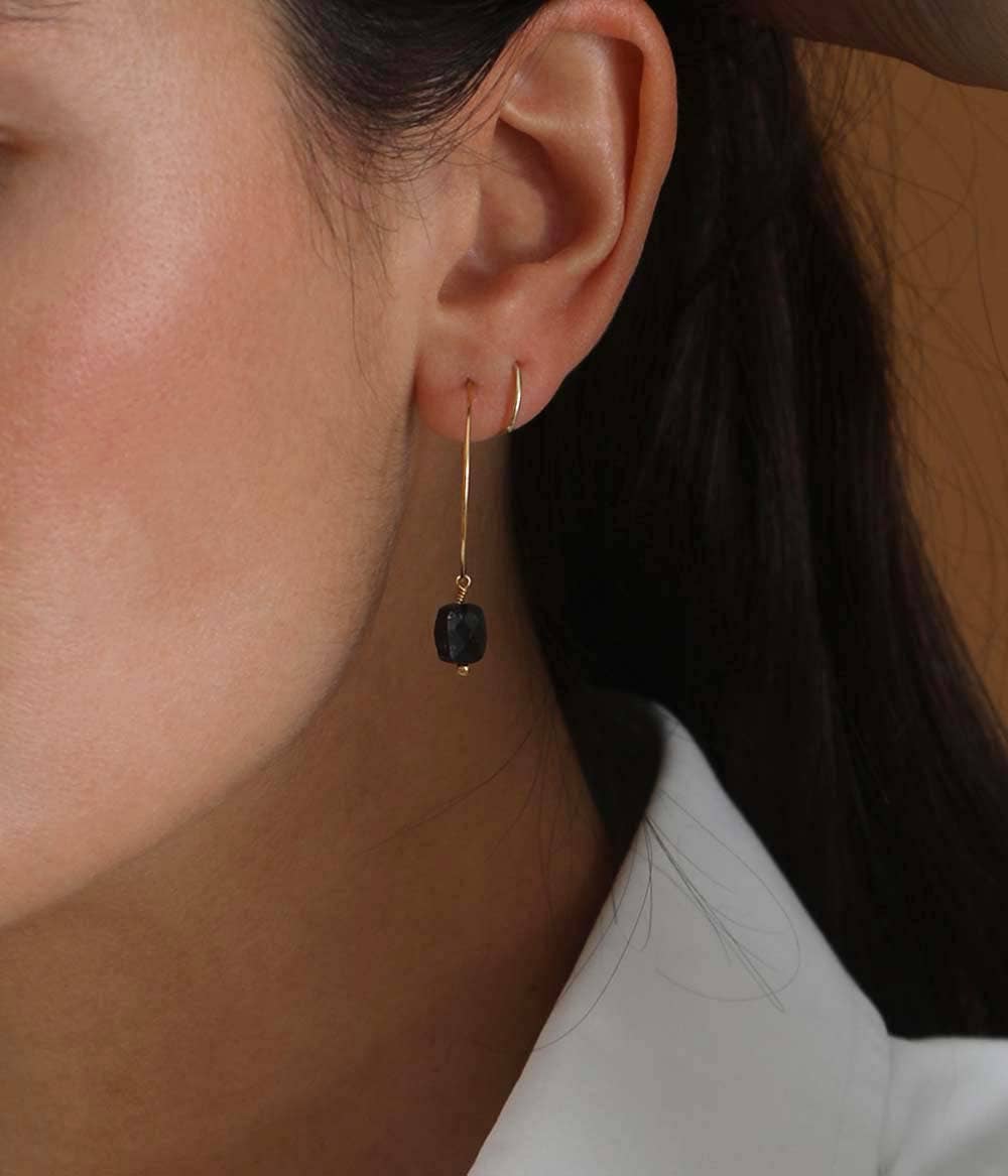 Caprice Paris - Vendita all'ingrosso Orecchini a cerchio - Eleganti orecchini a cerchio Ida Noires con ciondolo in pietra | Prodotto in Francia1