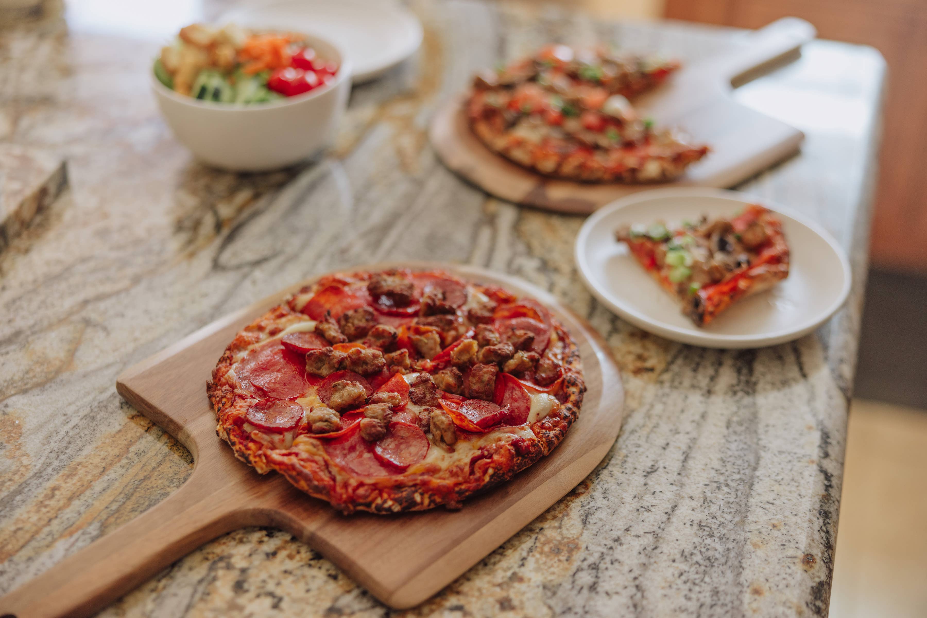 Picnic Time Family of Brands - Vente Plateaux de service - Ensemble de 2 pelles à pizza personnelles en acacia.10