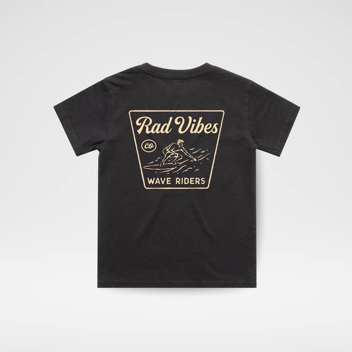 THE MAVERICKS TEE - FALMET SORT for engroshandel hos Little Rad Things