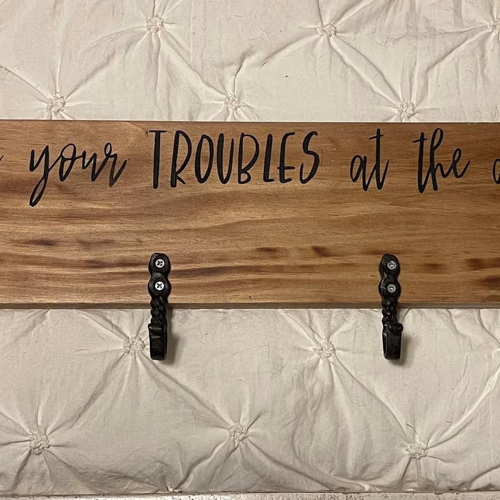 Porte-manteau/sweat à capuche pour la vente par Designs By Kate