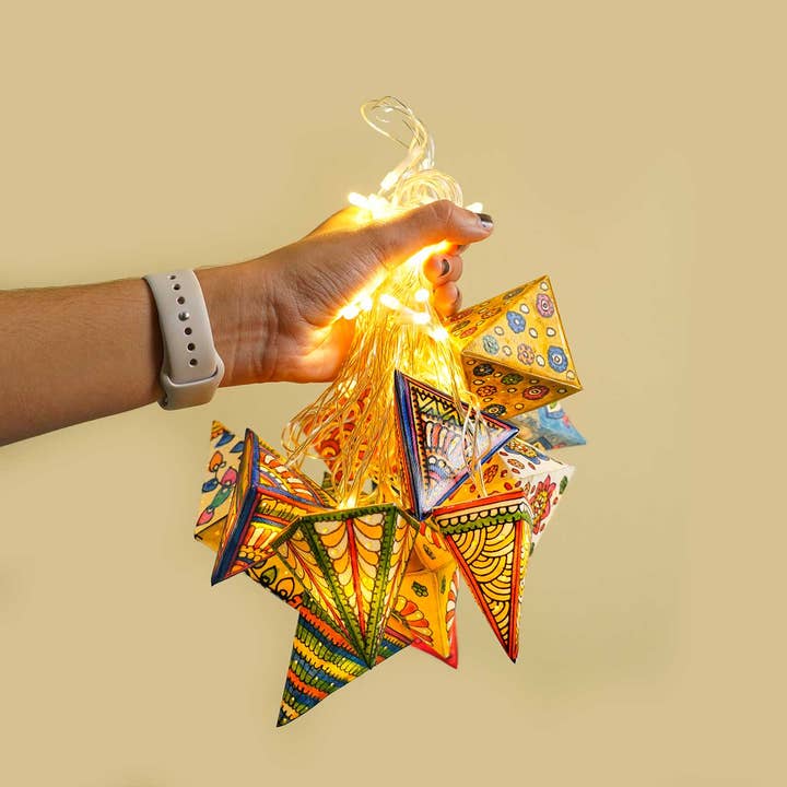 Guirlandes lumineuses LED Tholu Bommalata géométriques et ethniques pour la vente par Zwende