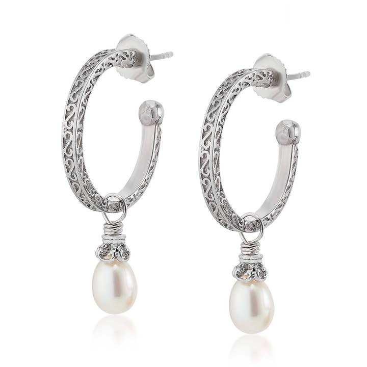 Gegraveerde hoepels met pareltranen voor wholesale door Anatoli Jewelry