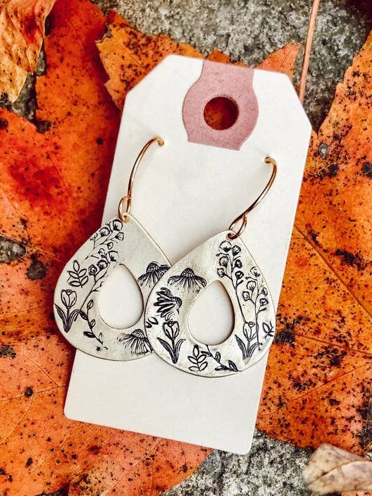 Orecchini con fiore di campo stampato, orecchini a goccia in ottone per la vendita all'ingrosso da parte di Rising Dawn Boutique