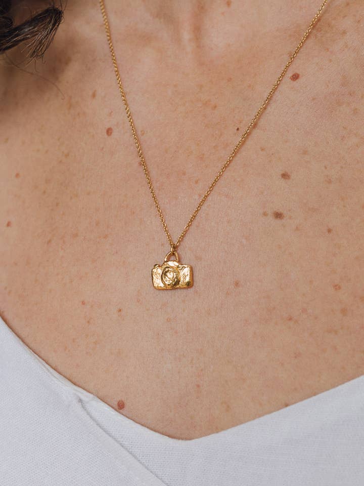 Collier pour appareil photo en métal doré pour la vente par Câpâ