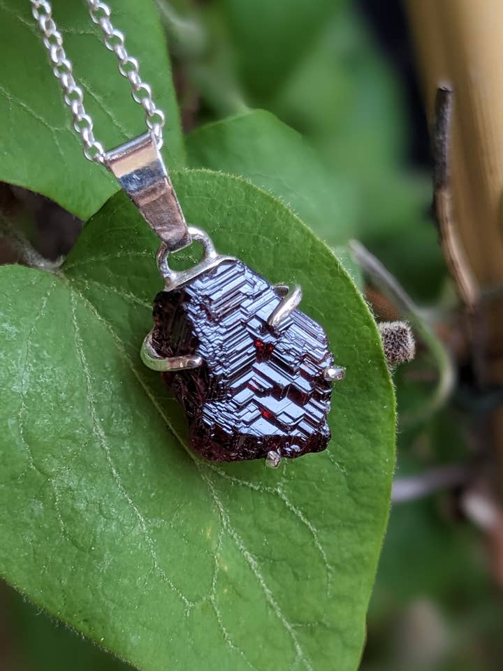 Colgante «grabado» de granate y plata de ley para venta al por mayor de Le Tourbillon Minéral