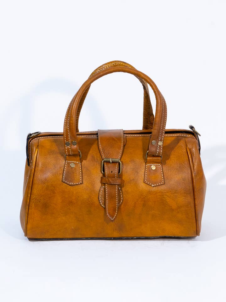 Håndlavet tanfarvet læderhåndtaske med spænderemlukning for engroshandel hos isli and tisli