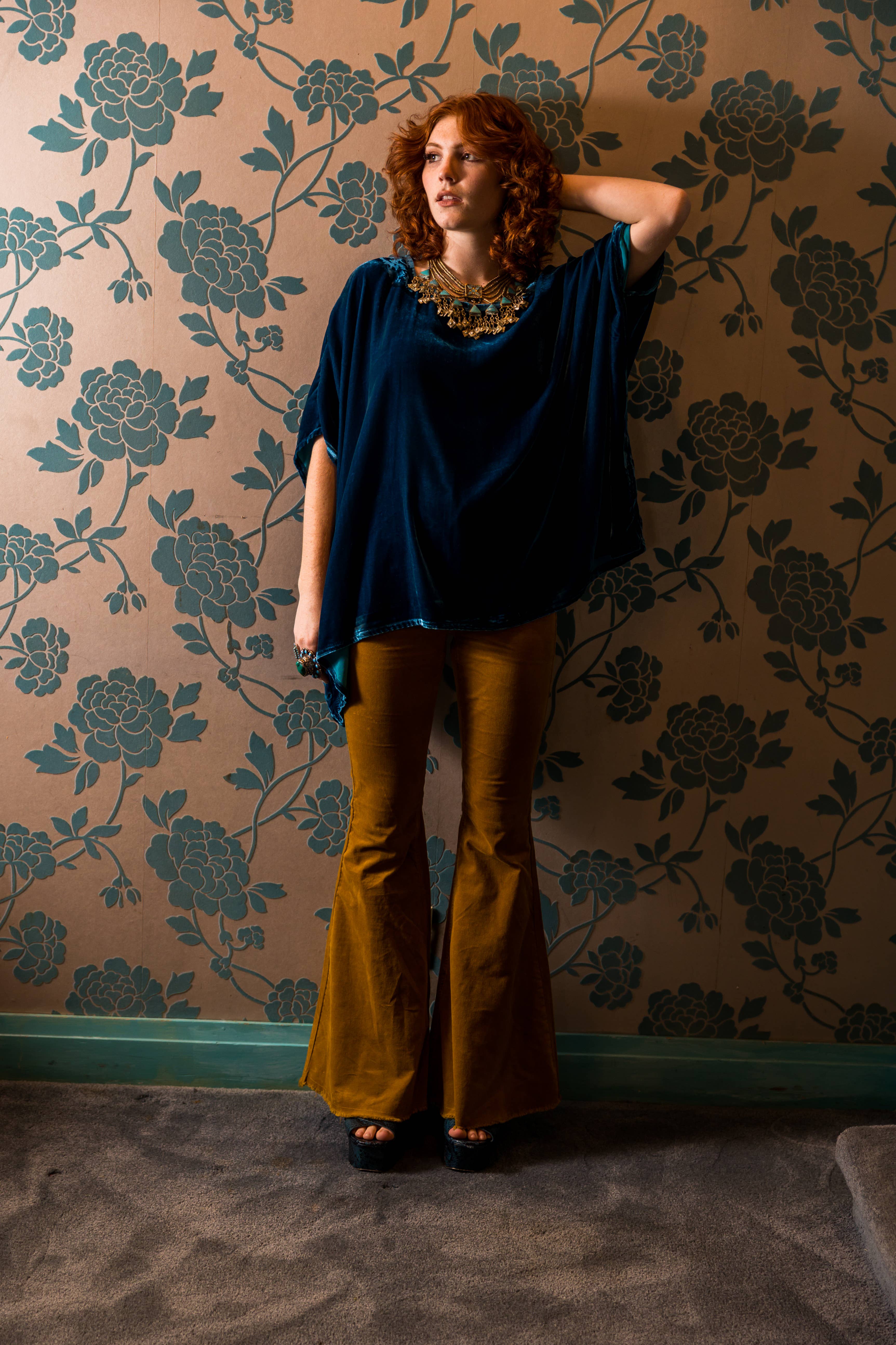 Jennafer Grace – Großhandel Bluse – Damen – Halstuch aus Samt mit Pfauenmuster11