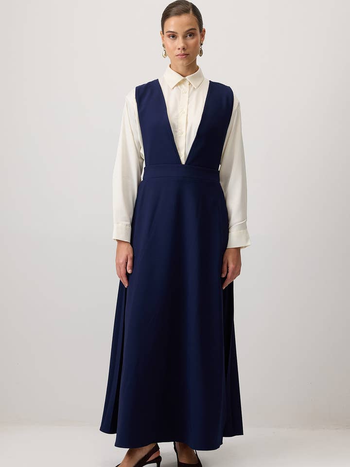 ROBE EN CRÊPE À PLIS DÉTAILLÉS pour la vente par Touché Privé