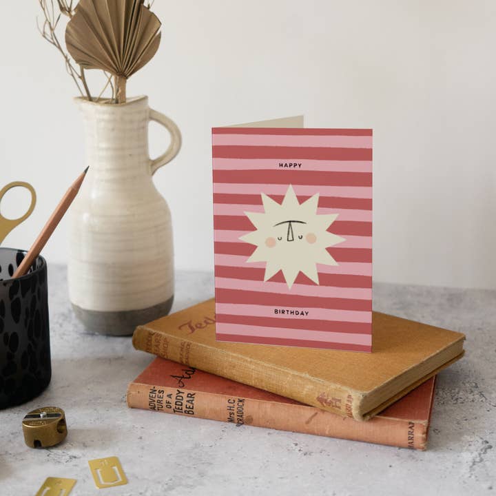 Illustrative „Happy Birthday“ -Karte mit Sonne und Streifen für den Großhandel von Rosie Caitlin