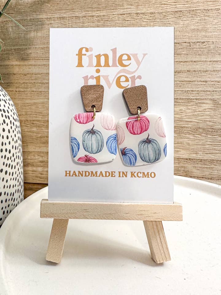 Rachel | Gekleurde Pompoenen | Herfst | Klei Oorbellen voor wholesale door Finley River | Trendy Polymer Clay Earrings | Hypoallergenic