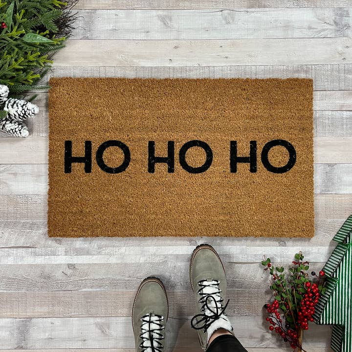 Paillasson de Noël moderne HO HO HO pour la vente par Nickel Designs Doormats