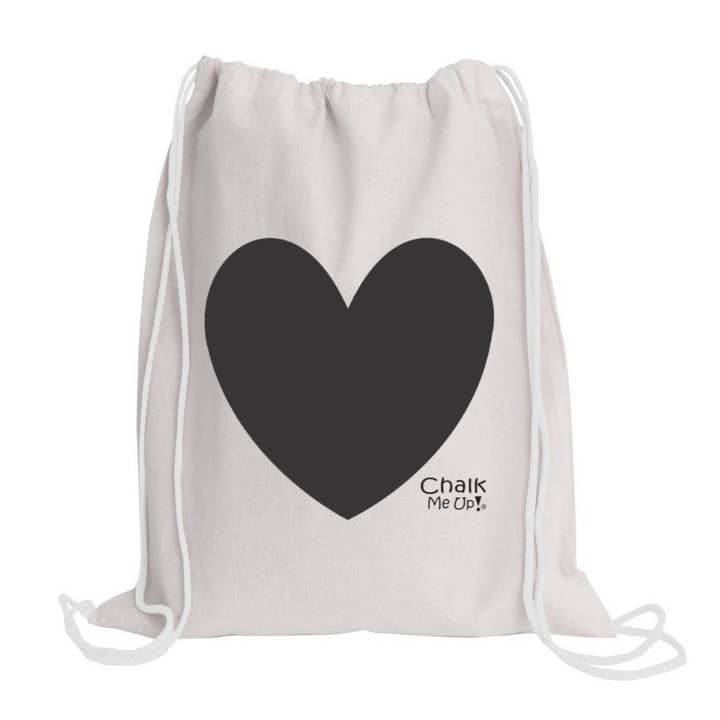 Le sac à cordon en forme de cœur comprend un kit de teinture pour cravate et un lot de 4 marqueurs à craie pour la vente par Chalk Me Up