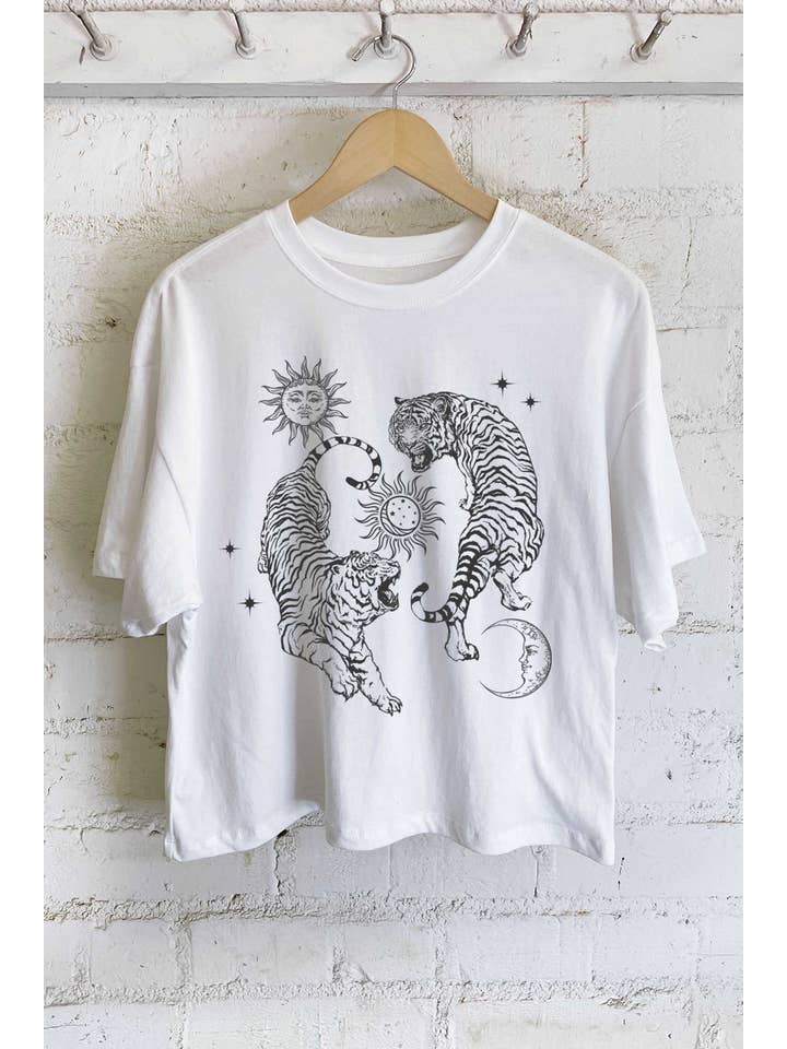 Rustee Clothing - Vente T-shirt sérigraphié – femme - HAUT COURT LONG À MOTIF DE TIGRE AVEC SOLEIL ET LUNE2