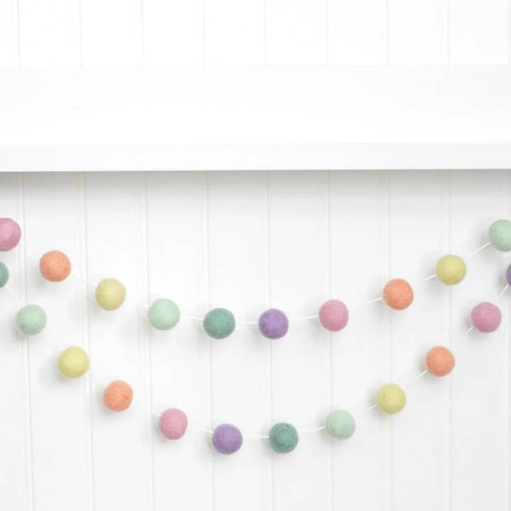 JuJuBee Goods – wholesale Bunting/Krans – Vårgirlang - Pastellregnbåge Filtbollar