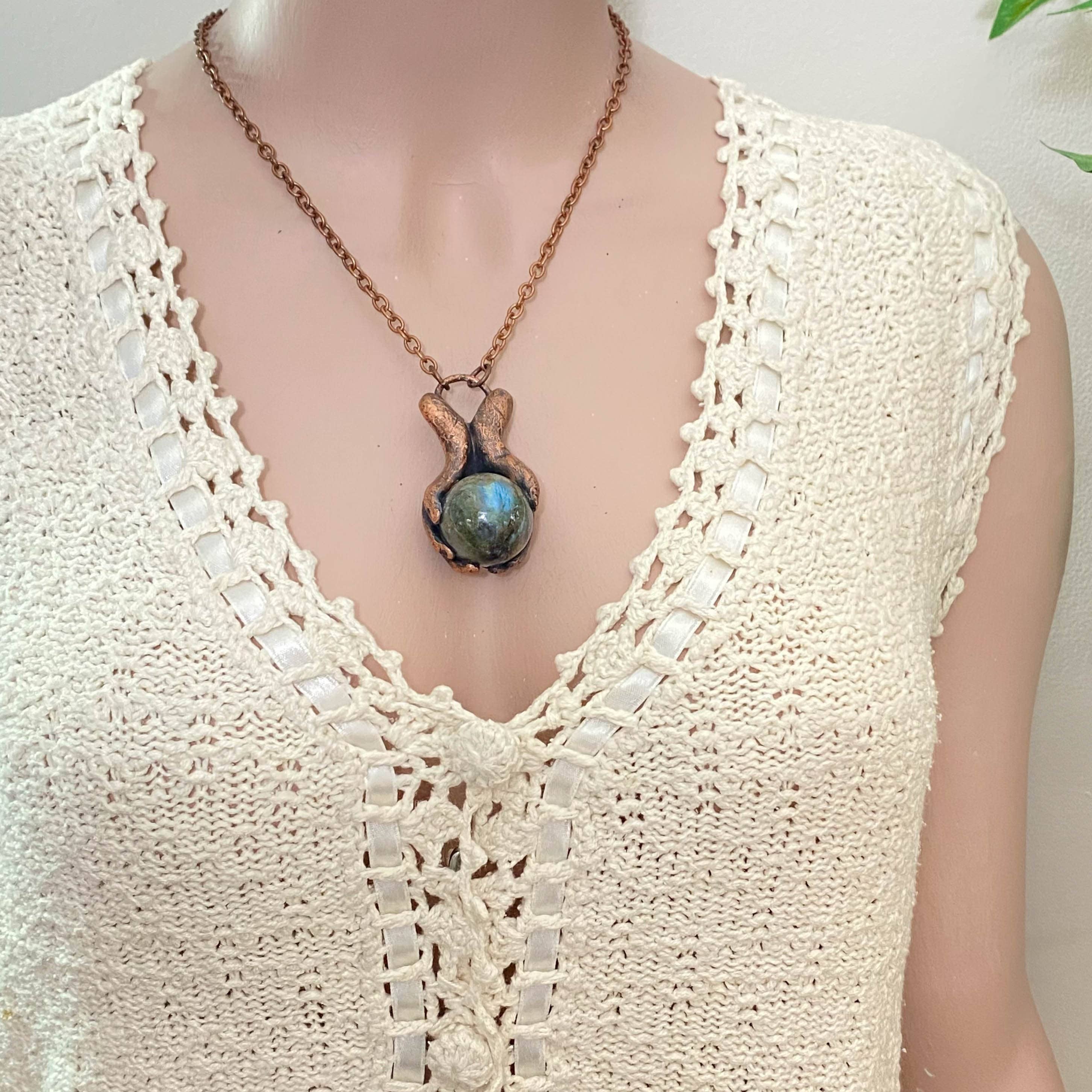 Glorious Healing Crystals - Venta al por mayor Collares con colgantes/abalorios - Colgante de manos curativas mágicas de labradorita esculpido a mano1