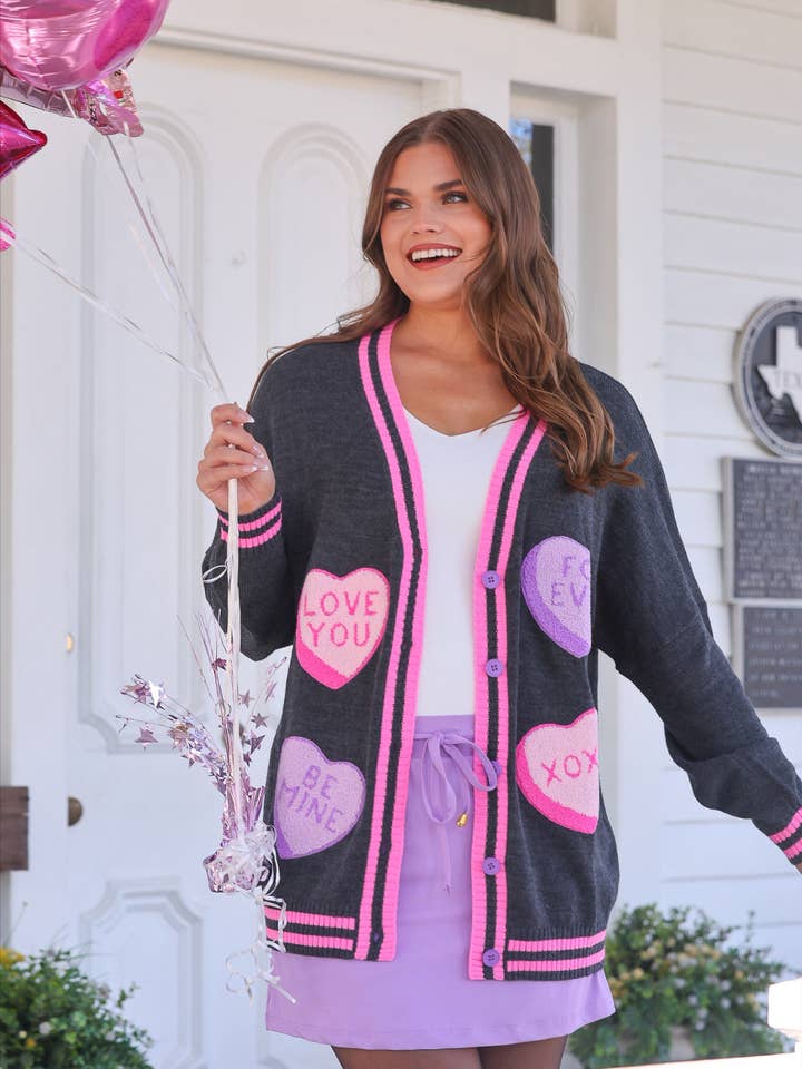 Cardigan Rilassato con Toppe in Chenille a Forma di Cuori di Zucchero per la vendita all'ingrosso da parte di Jess Lea