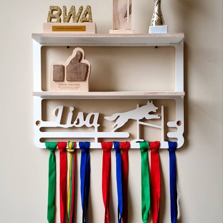 Woodinout – Prateleira de parede por atacado – Suporte Duplo para Medalhas com Nome Personalizado - Cachorros1