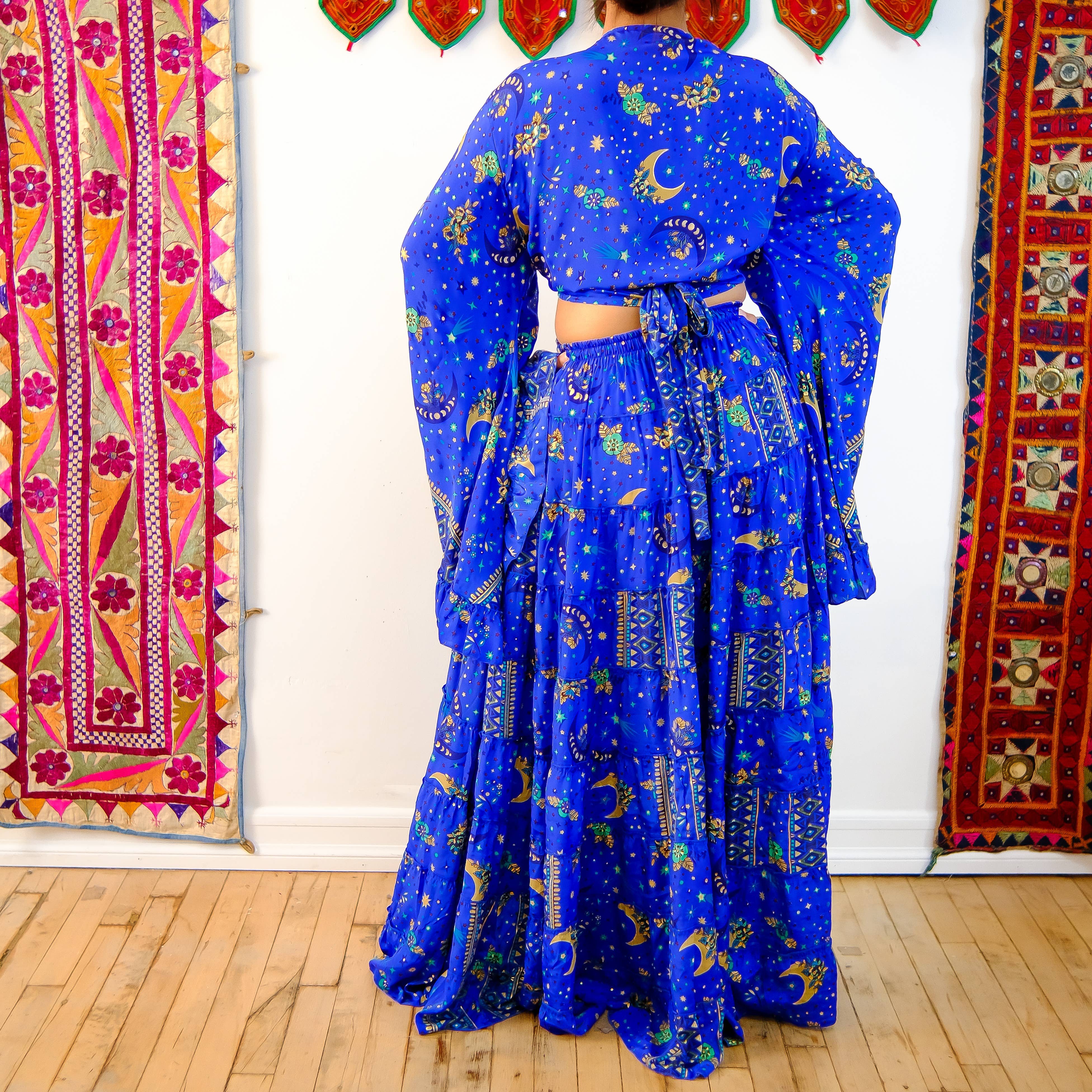 Karma Nepal Crafts – Engroshandel Top- og nederdelsæt - Dame – Flowy Silke Tiered Nederdel Set med Flare ærmet Top1