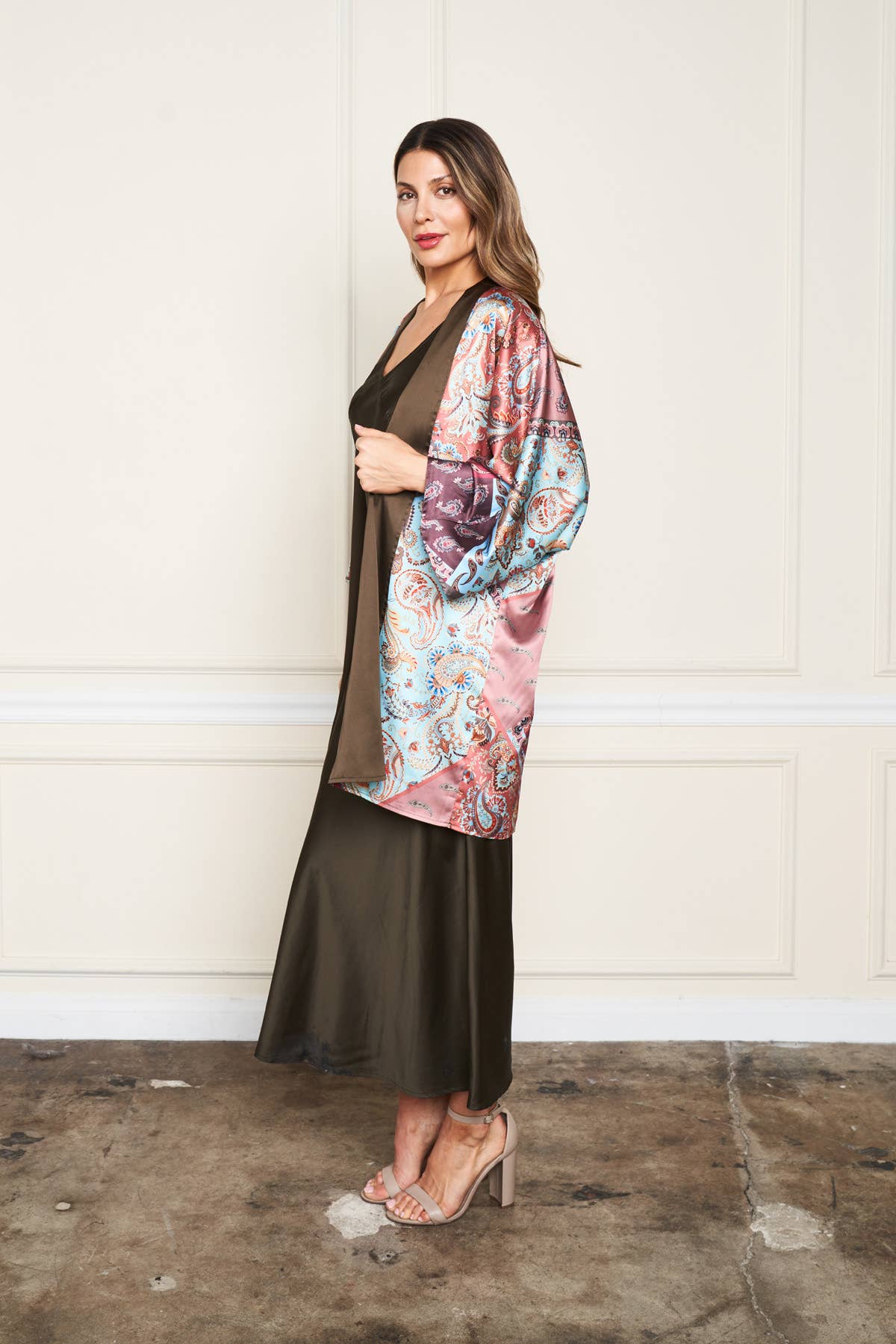 Olive 5612-MAK Vändbar Satinbroderad Kimono för wholesale på Faire8