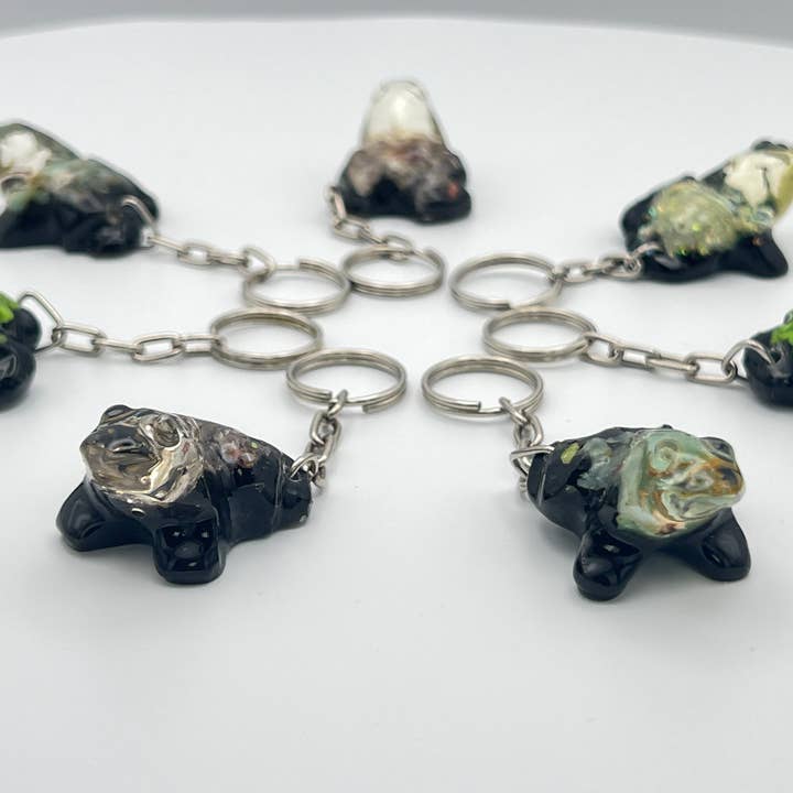 Halvædelstensfrø-nøgleringe for engroshandel hos Loose Neck Land