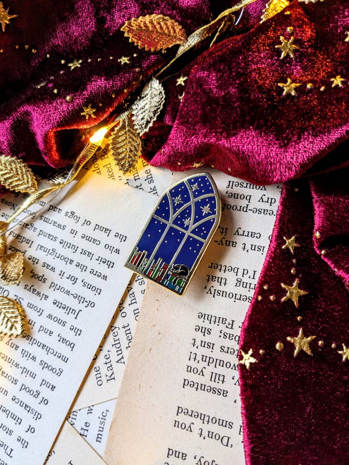 Library Window hård emaljestift for engroshandel hos Joyella Design