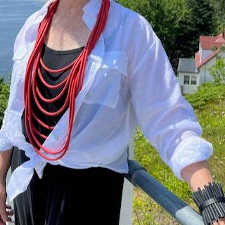 Alter Ego Designs - Vente Colliers plastrons - WAVE : Collier long en caoutchouc rouge à plusieurs brins Edgy 1